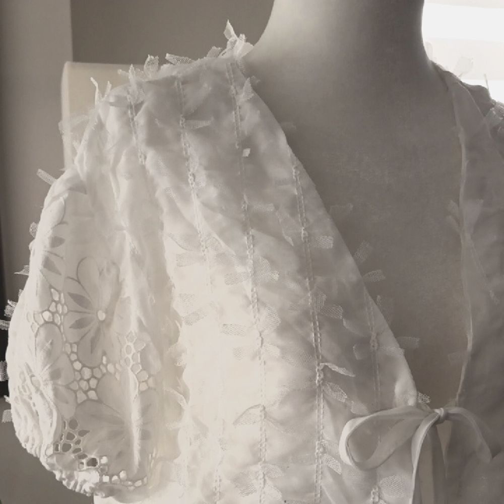 Chic White Floral Lace Blouse - Picture 2 of 13